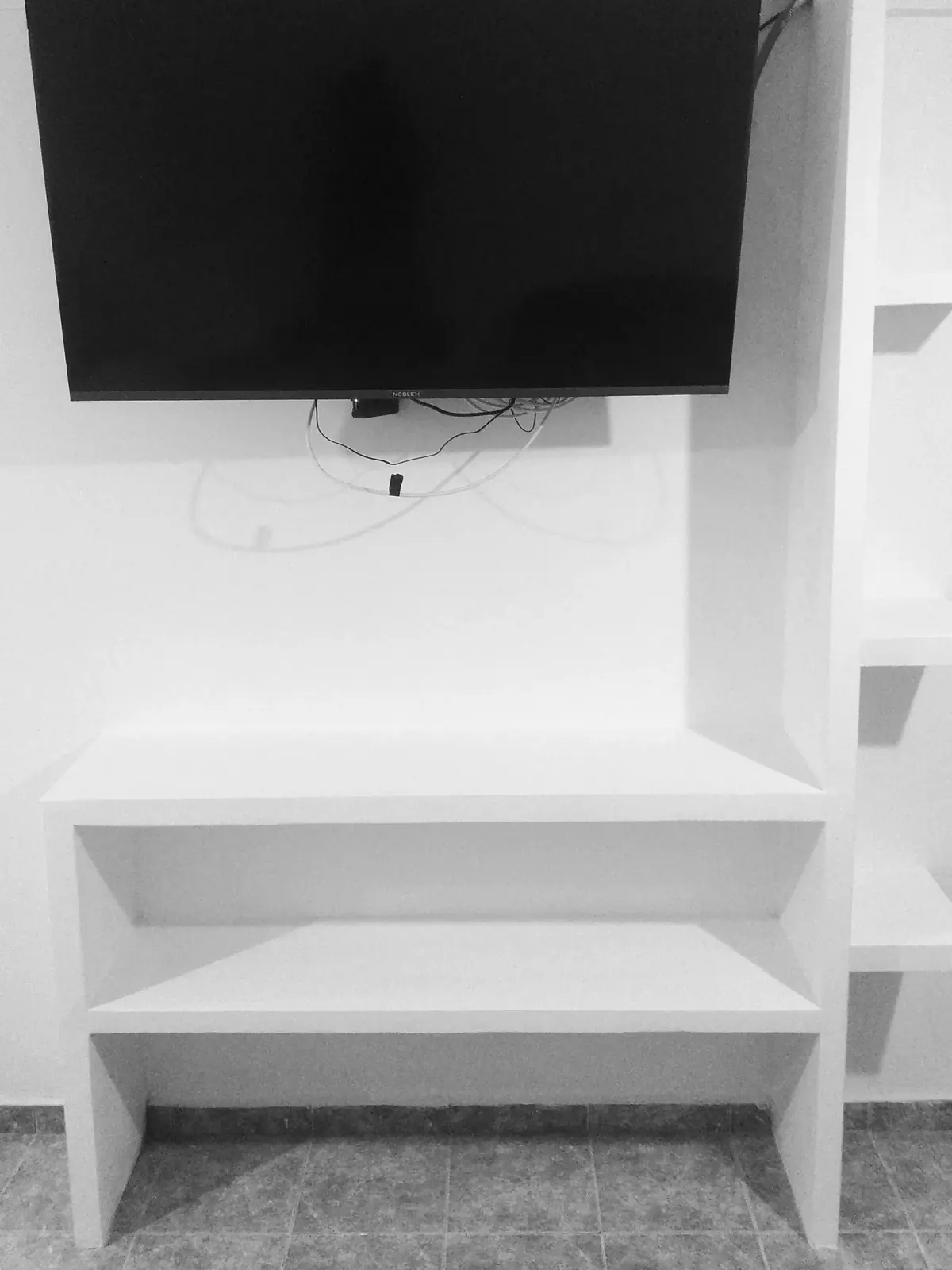 Móvel de TV em pladur, peça pintada e integrada na parede
