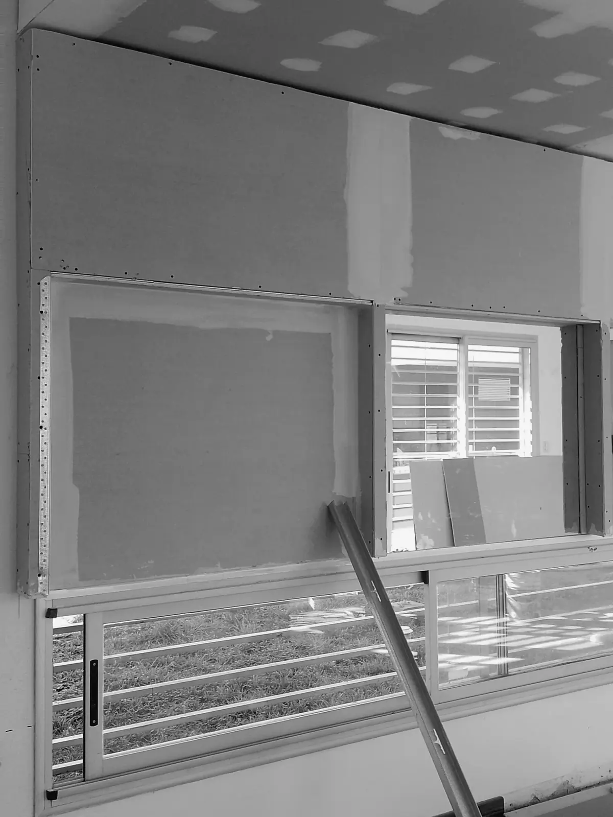 Bancada com painéis retroiluminados, pladur por acabar com as juntas à vista