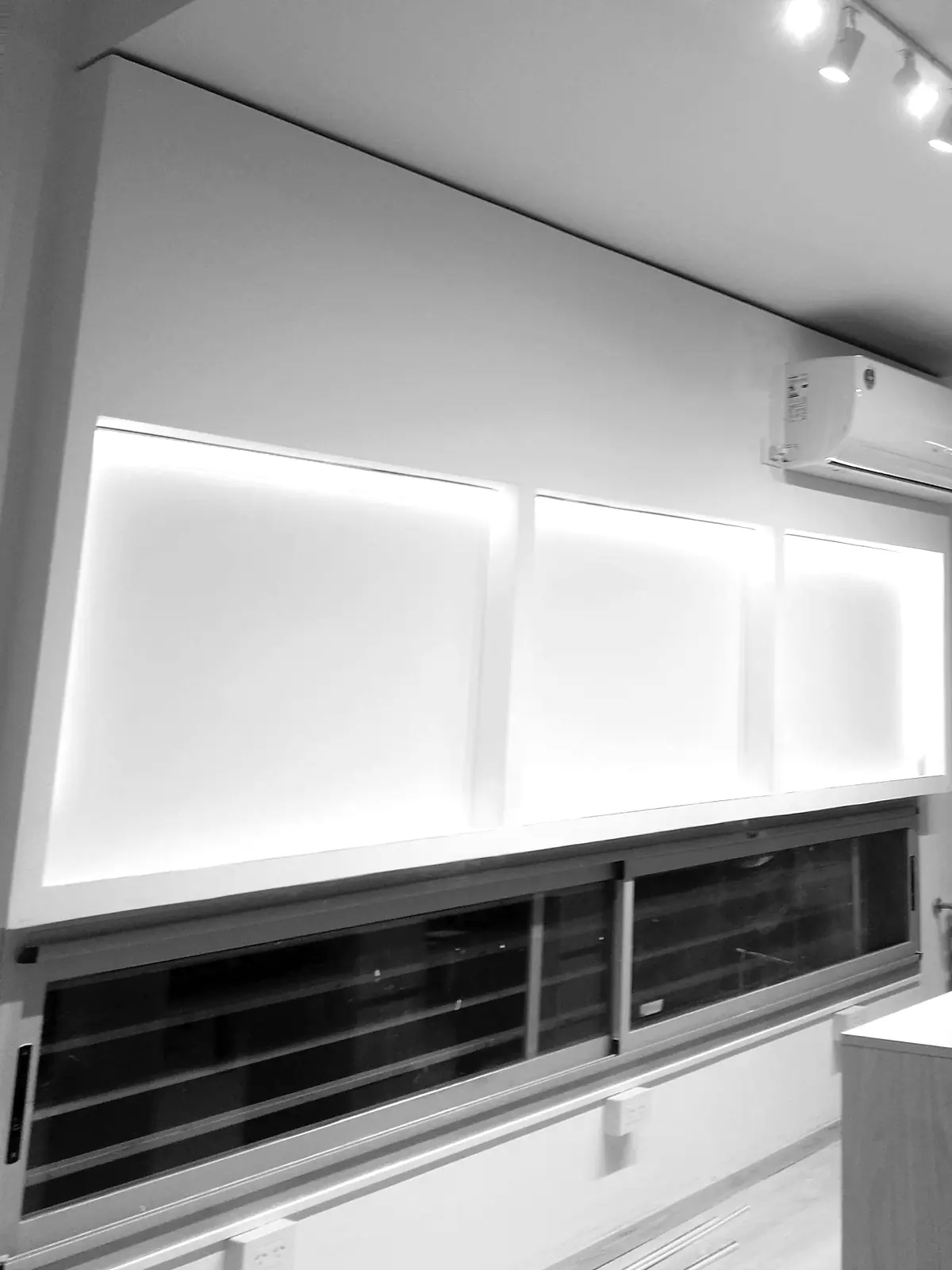 Bancada com painéis retroiluminados acesos, depois da pintura